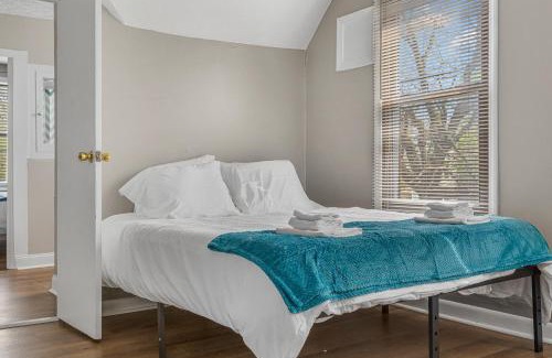 Detroit - Shoreway Apartment | Luxe Mattresses Pet Friendly Free Prkng WiFi