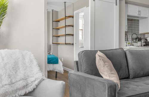 Detroit - Shoreway Apartment | Luxe Mattresses Pet Friendly Free Prkng WiFi