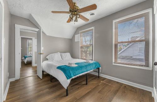 Detroit - Shoreway Apartment | Luxe Mattresses Pet Friendly Free Prkng WiFi
