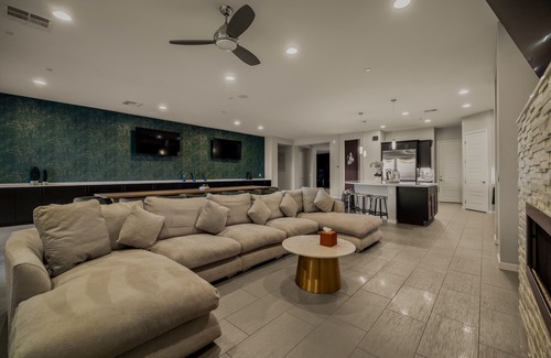 Enterprise House | Luxe Modern Cozy Mansion, 5bd salt water Pool&Spa,outdoor kitchen, sport court!