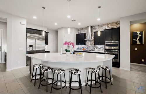 Enterprise House | Luxe Modern Cozy Mansion, 5bd salt water Pool&Spa,outdoor kitchen, sport court!