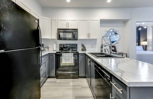 South Pandosy Condo | Luxe, Modern ☀️ Pool, Hot Tub, Gym☀️ Beach🍷Walk to Best Restaurants! Book Now‼️