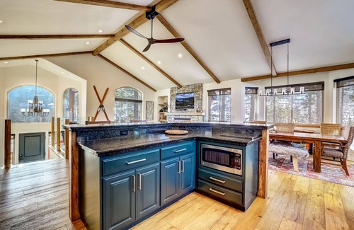 Mountain View Estates House | Luxe Mountain Chalet - Hot tub, Man Cave, Foosball, Peloton