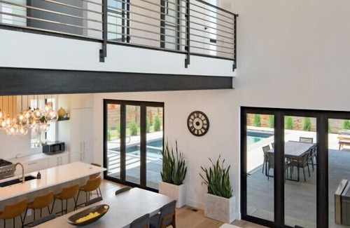 Applewood Villages House | Luxe | Pool | Sauna | Projector