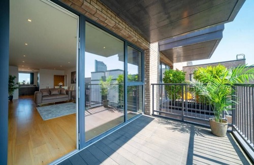 Surrey Docks Apartment | Luxe Riverside 3 Bed, 2 Bath En-Suite, Balcony views with Great Links in London