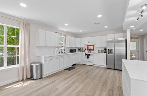 Braeswood Place House | Luxe Spacious 5BR Mansion, 2mins to NRG Stadium, Stays 13, BBQ, Projector, Park