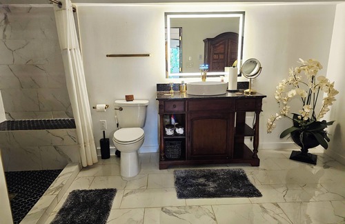 West Milton House | Luxe Studio Apartment in the Burbs w/wooded lot