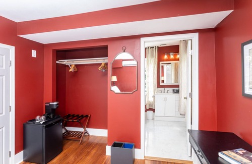 Luray Apartment | Luxe Suite w/Sitting Nook, Garden Views & Ensuite