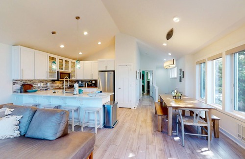 Manzanita House | Luxe townhome with amazing ocean & mountain views - walk to beach & downtown