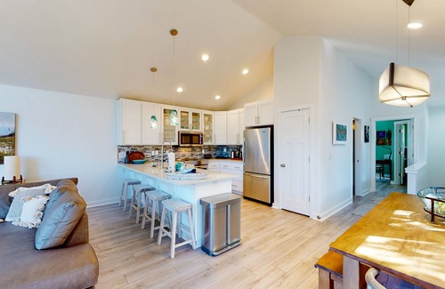 Manzanita House | Luxe townhome with amazing ocean & mountain views - walk to beach & downtown