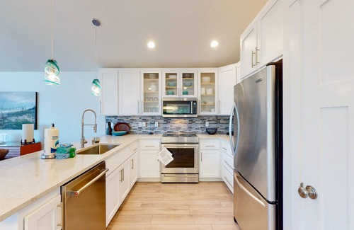 Manzanita House | Luxe townhome with amazing ocean & mountain views - walk to beach & downtown