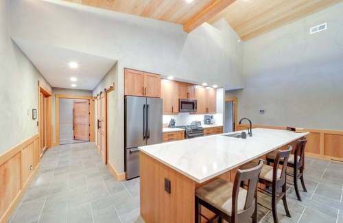 Mazama House | Luxe Valley Home w/Sauna & Hot Tub Near Mazama
