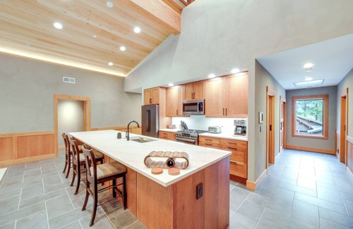 Mazama House | Luxe Valley Home w/Sauna & Hot Tub Near Mazama