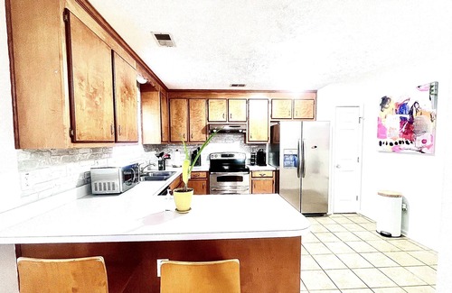North Newport News House | Luxe Vibe Casa de Suenos 30+ Day Stays