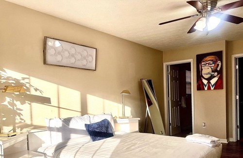 North Newport News House | Luxe Vibe Casa de Suenos 30+ Day Stays