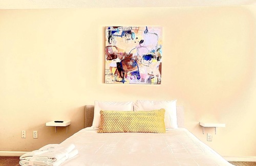 North Newport News House | Luxe Vibe Casa de Suenos 30+ Day Stays