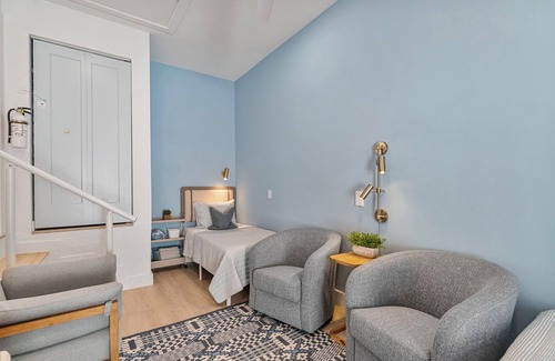 Naples Park House | LUXE: Walk to Beach - Designer 4BR w/Pool & Spa