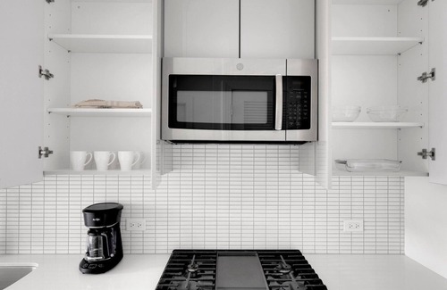 West Loop Apartment | Luxe West Loop Studio w/Gym & Pool in heart of Greektown, by Blueground