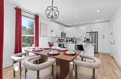 University Hills and Windsor Park House | Luxe Windsor Park Home | Close to F1, ACL + More!