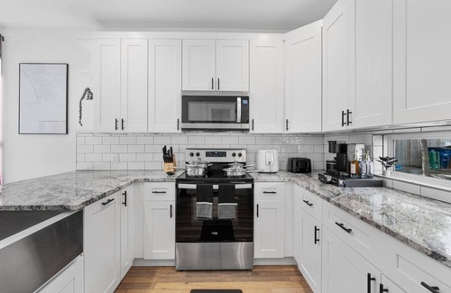 University Hills and Windsor Park House | Luxe Windsor Park Home | Close to F1, ACL + More!