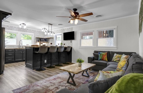 University Park House | Luxe Wolfpack Retreat: Walk to NC State, Shops, Dining+Firepit, Cornhole & More!
