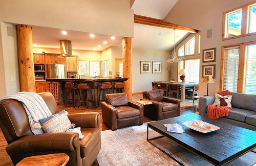 Sunriver House | LuxeHome A/C PoolTable AirHockey XBox Pacman EVChrg HotTub Bikes SHARC 1DogOK