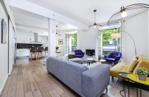 Montparnasse Apartment | LUXEMBOURG-PARISIAN AND BUSTLING SECTION OF THE ST GERMAIN NEIGHBORHOOD