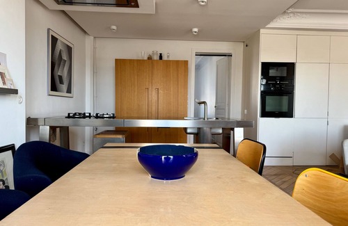 Quartier de la Porte-Saint-Denis Apartment | Luxueux Appartement Parisien Rénové Avec vue Époustouflante sur Montmartre