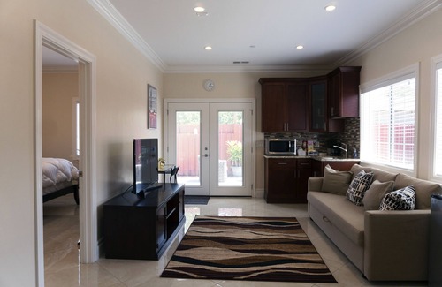 East Palo Alto House | Luxurious 1 Bed 1 Bath - Living Room & Kitchenette. 600sqft.