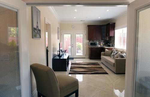 East Palo Alto House | Luxurious 1 Bed 1 Bath - Living Room & Kitchenette. 600sqft.