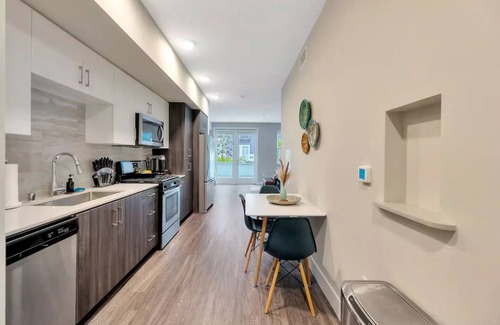 Santa Ana Apartment | Luxurious 1-Bedroom Apt near Disneyland & more!