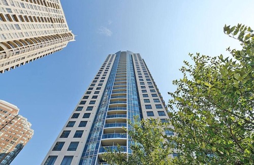 Downtown Mississauga Condo | Luxurious 1 Bedroom+ Den, 1 Bath Condo/Square One