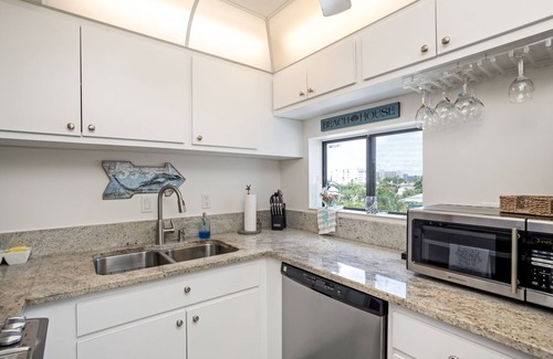 Siesta Key Condo | Luxurious 1-bedroom condo a short walk to Siesta Key Beach