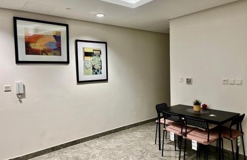 Al Satwa Apartment | Luxurious 2 bedroom Apartment in Trade Center