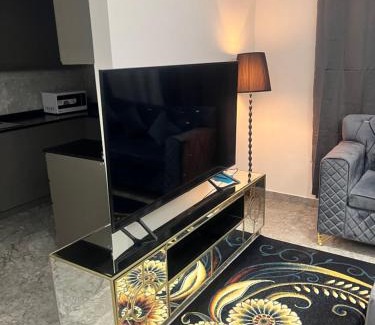 Al Satwa Apartment | Luxurious 2 bedroom Apartment in Trade Center