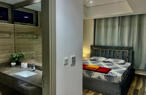 Al Satwa Apartment | Luxurious 2 bedroom Apartment in Trade Center