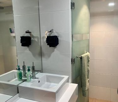 Al Satwa Apartment | Luxurious 2 bedroom Apartment in Trade Center