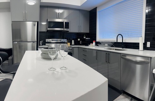Niagara Falls Condo | luxurious 2 queen BDR, 2 BR condo within minutes to the falls. ❤️❤️