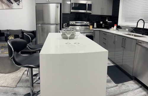 Niagara Falls Condo | luxurious 2 queen BDR, 2 BR condo within minutes to the falls. ❤️❤️