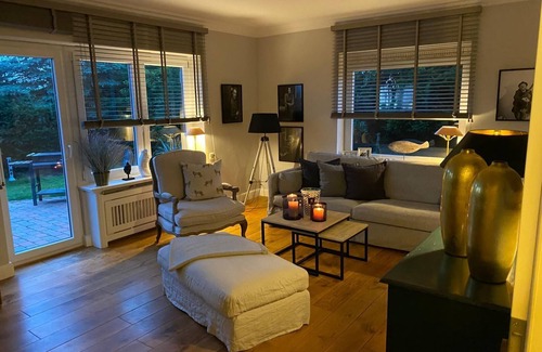 Kleinmorsum Apartment | Luxurious 200sqm on 2 levels with 3 bedrooms, 3 bathrooms, garden and sauna
