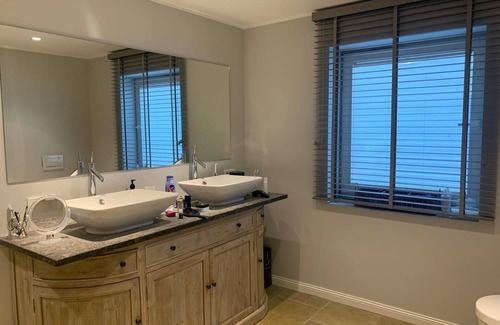 Kleinmorsum Apartment | Luxurious 200sqm on 2 levels with 3 bedrooms, 3 bathrooms, garden and sauna