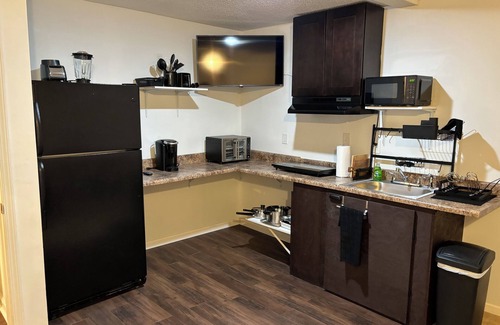 Durham House | Luxurious 2BR Apt. w/Shared Backyard Pool & Spa