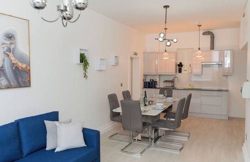 Birmingham City Centre Apartment | Luxurious 2BR Bham Home with free parking, perfect for families and contractors