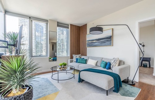 West Bellevue Apartment | Luxurious 2BR DT Bellevue | City Views, Gym, Pool