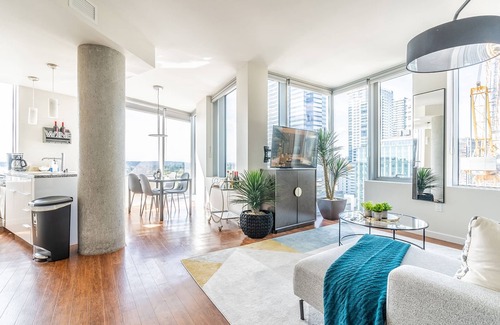 West Bellevue Apartment | Luxurious 2BR DT Bellevue | City Views, Gym, Pool