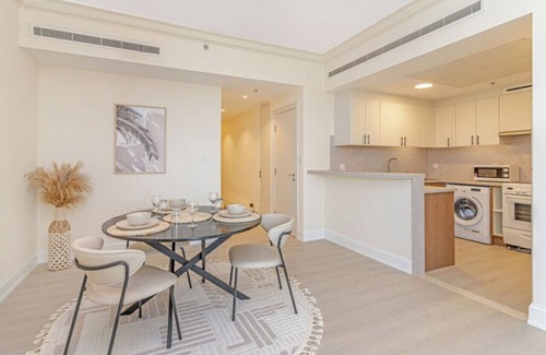 Dubai Apartment | Luxurious 2BR in Dubai Marina & Pool and Balcony