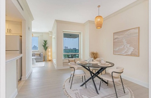 Dubai Apartment | Luxurious 2BR in Dubai Marina & Pool and Balcony