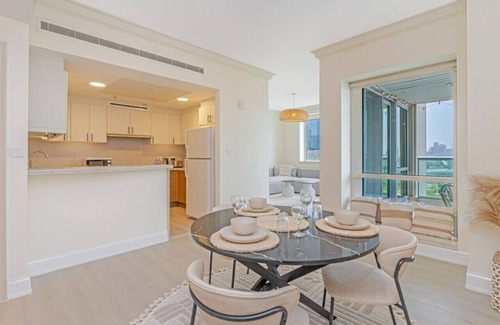 Dubai Apartment | Luxurious 2BR in Dubai Marina & Pool and Balcony