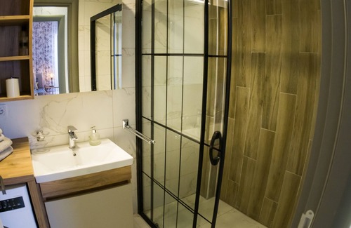 Kusadasi Apartment | Luxurious 2BR! Netflix & Kitchen - 5 Min From Beach