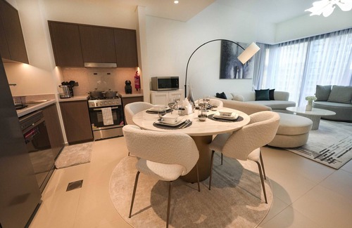 Downtown Dubai Apartment | Luxurious 2BR With Dubai Mall & Burj Khalifa Right At Your Door Step